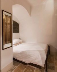 Celluzza di Eremito con letto e arredo essenziale in pietra