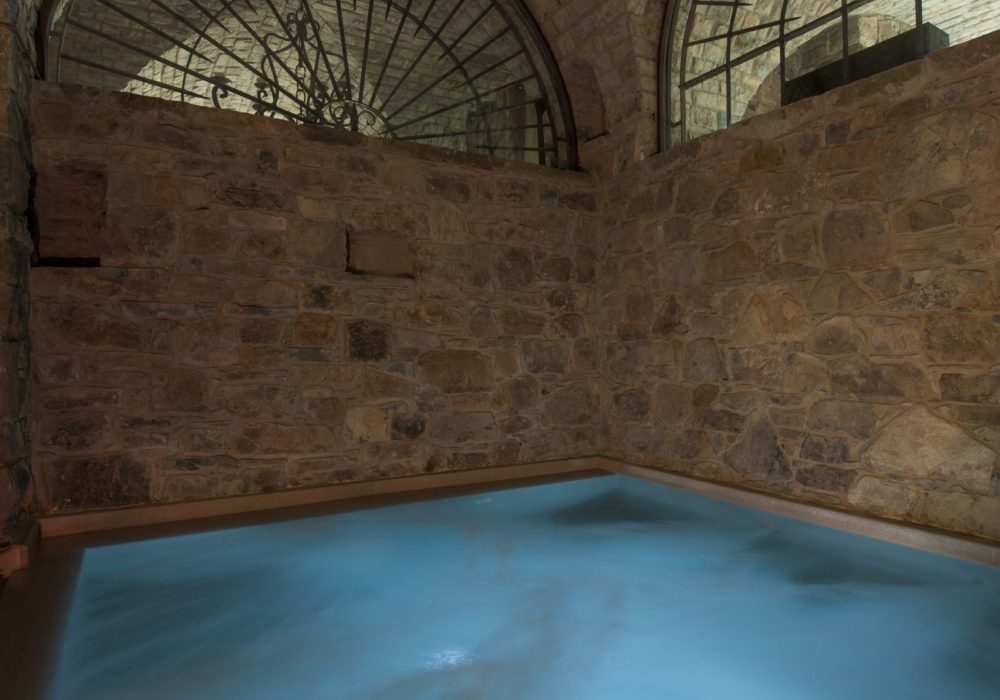 Piscina interna di Eremito sotto la volta con finestre a grata