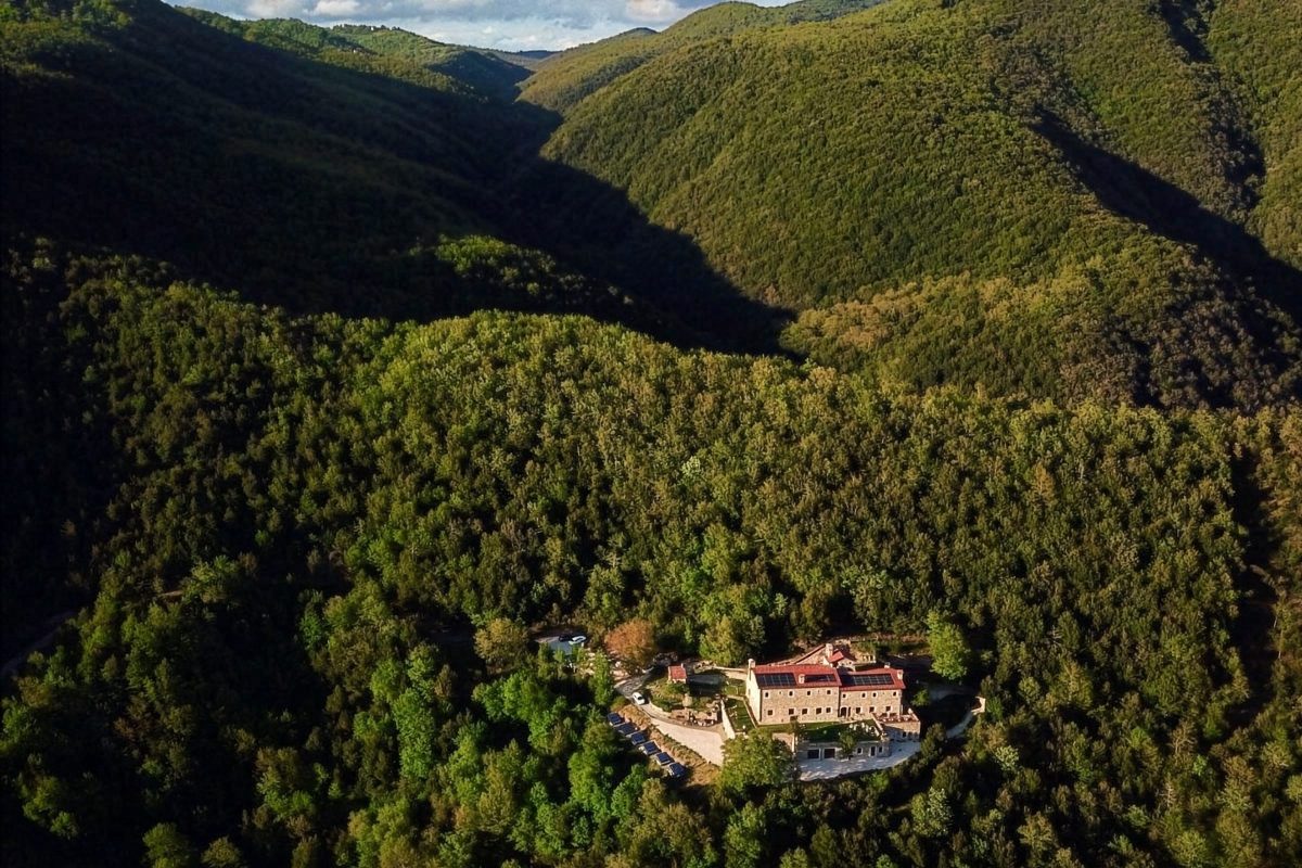 Eremito visto dall'alto tra i boschi della valle di Parrano